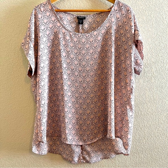 Torrid Multicolor Geo Print Open Back Georgette Blouse Size 0X - Picture 3 of 6